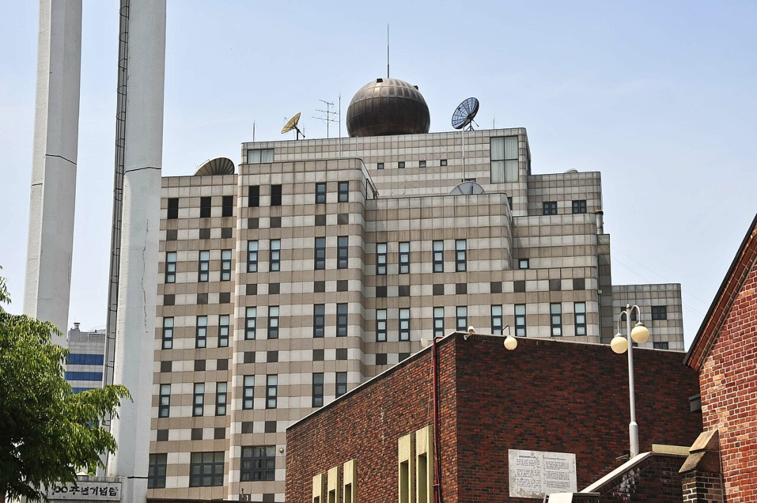 俄方发出“可怕”警告后，美英推迟这一决定！俄罗斯中止英国驻俄使馆6名人员的工作许可