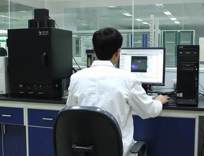 国镜仪器发布世界首台冷场台式电镜