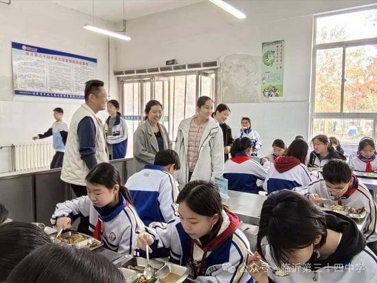 教育部:严格规范执行陪餐制度,每学期开展一次食品安全满意度测评