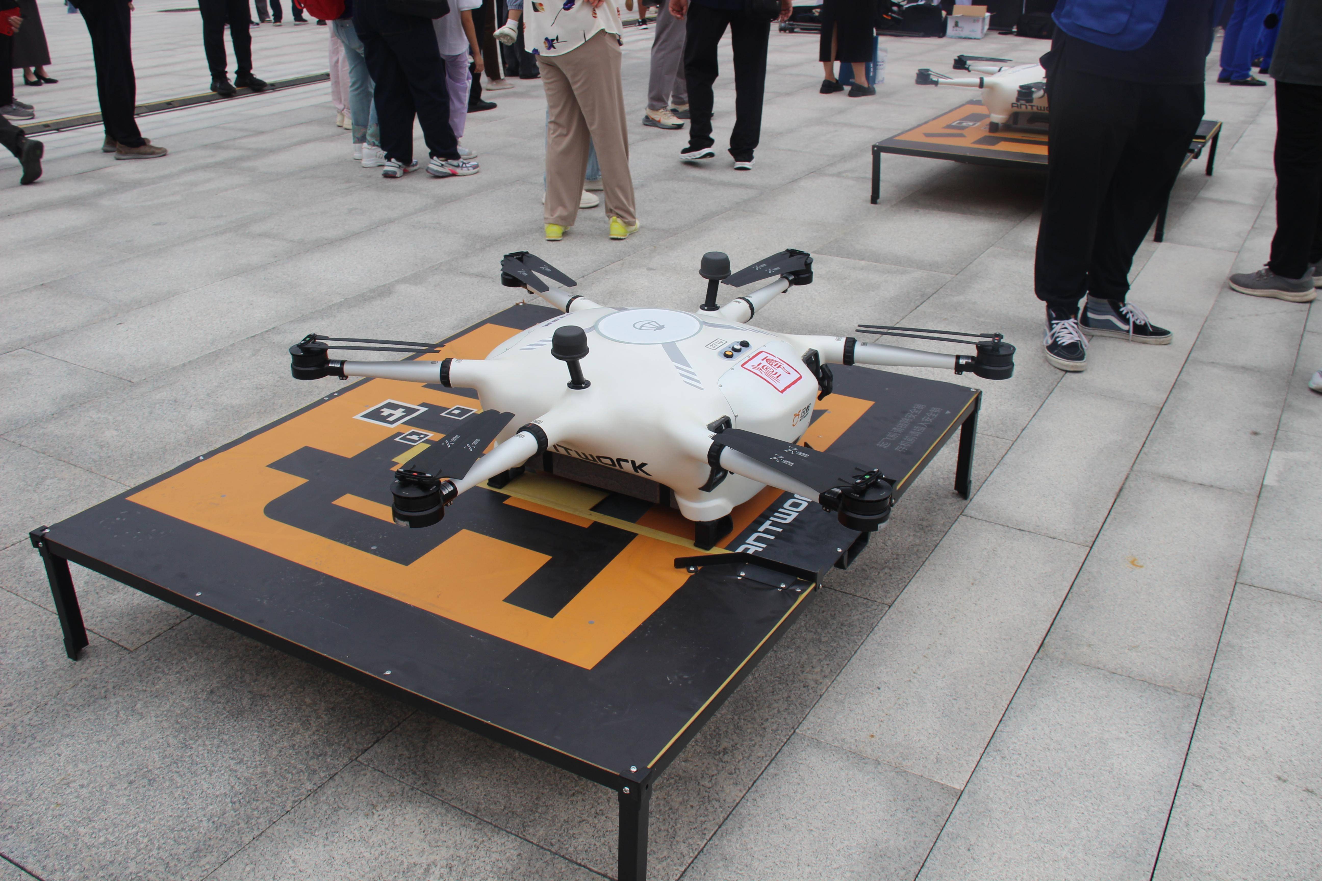 山西首个“驻塔式无人机机巢”投运