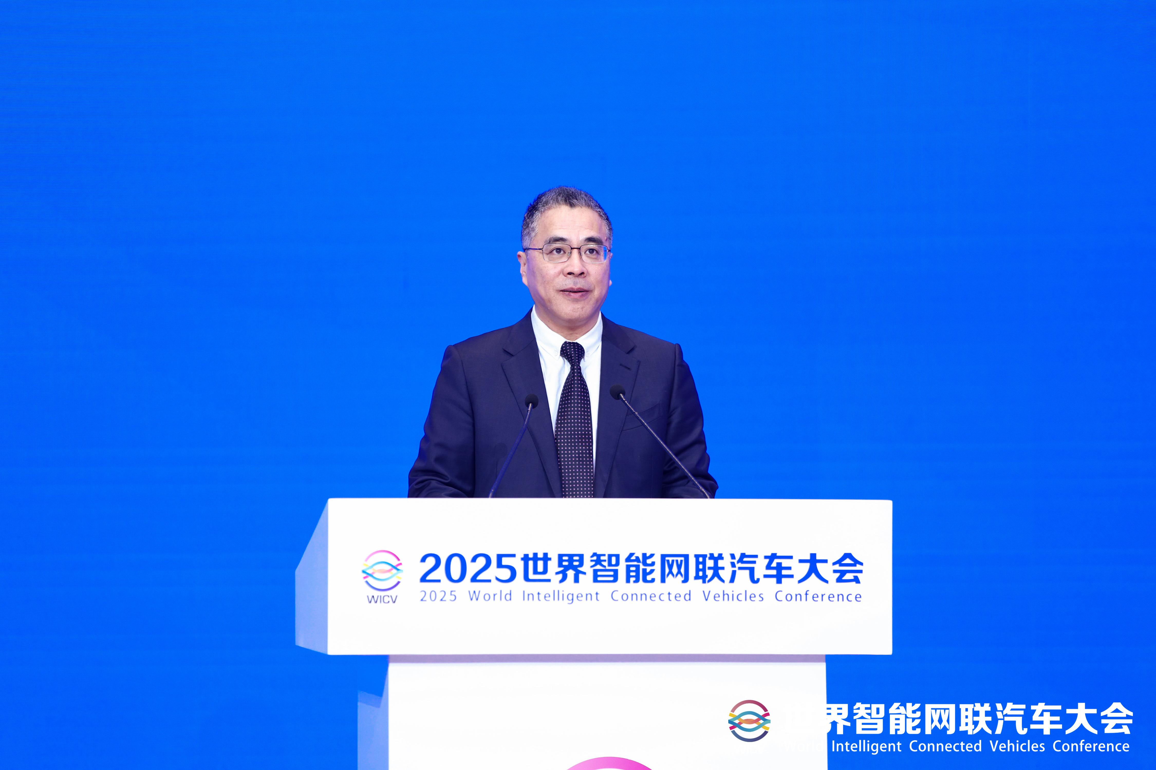 2025智能网联新能源汽车十大年度事件 | 精进2025――汽车行业10个十大年度盘点(七)