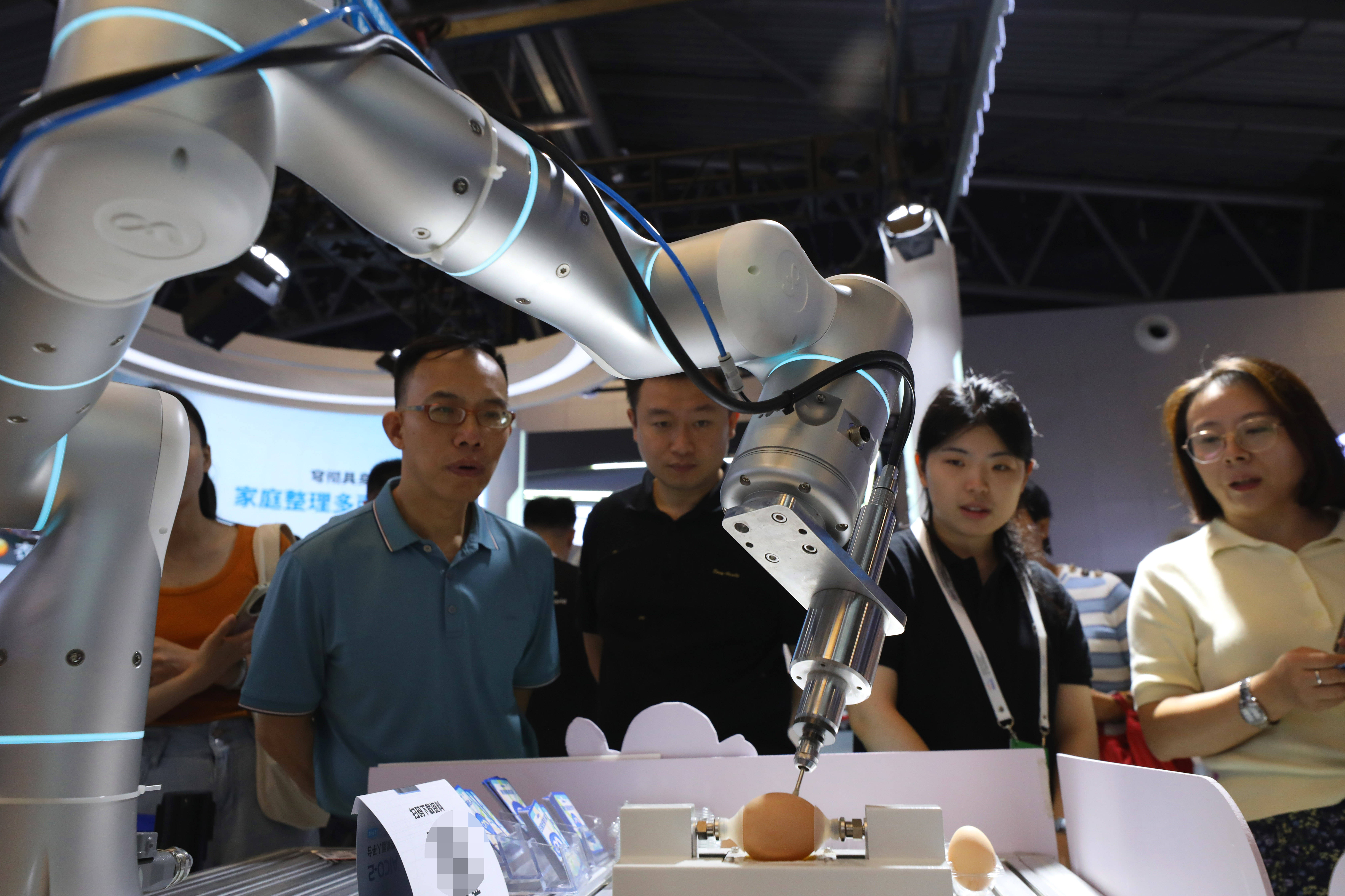 秀我中国丨制造一台人形机器人，拢共分几步？