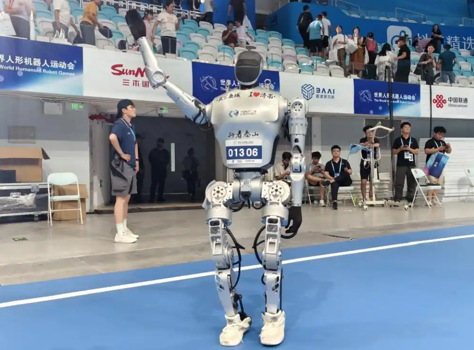 秀我中国丨制造一台人形机器人，拢共分几步？