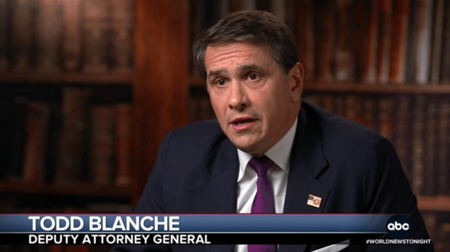 被追问爱泼斯坦案,特朗普破防,怒怼女记者!爱泼斯坦死前48小时签署文件:将1亿美元赠予女友