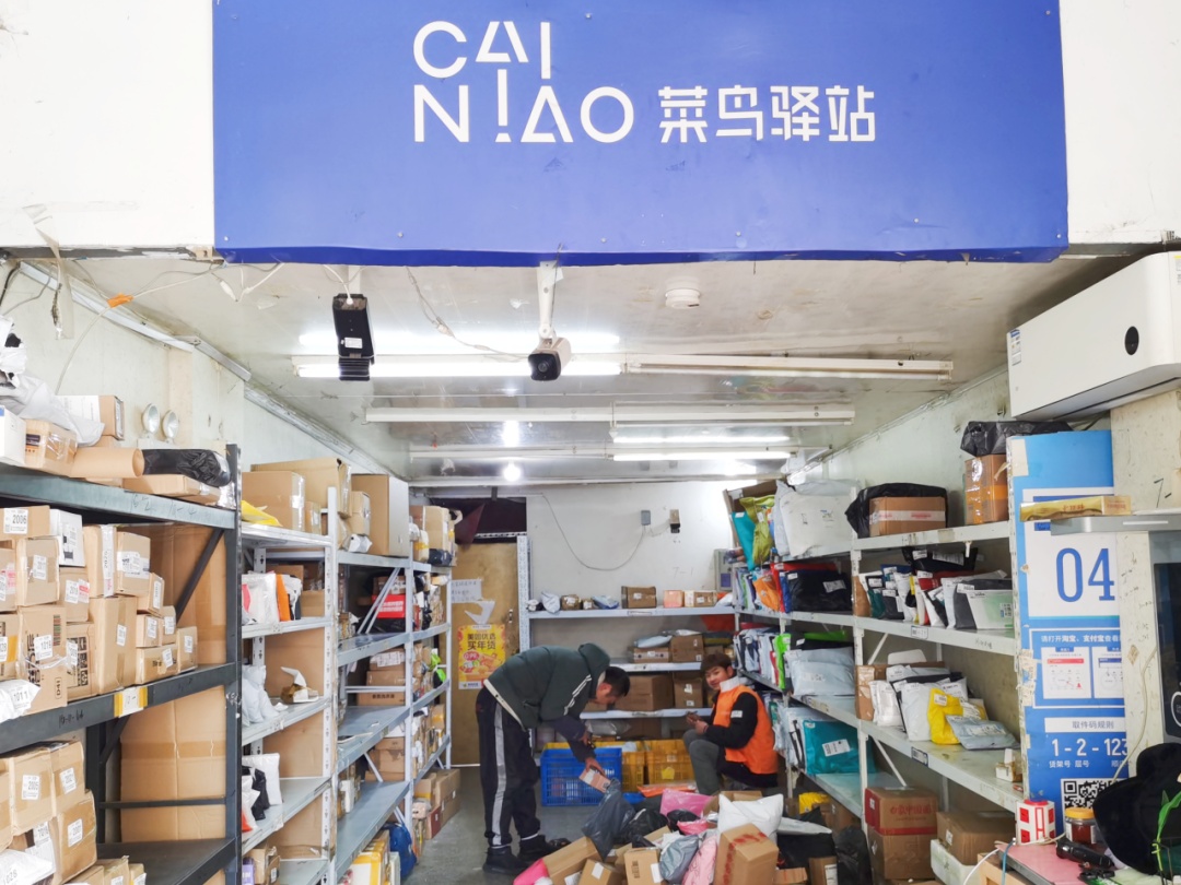 除夕不打烊的快递驿站丨新春走基层