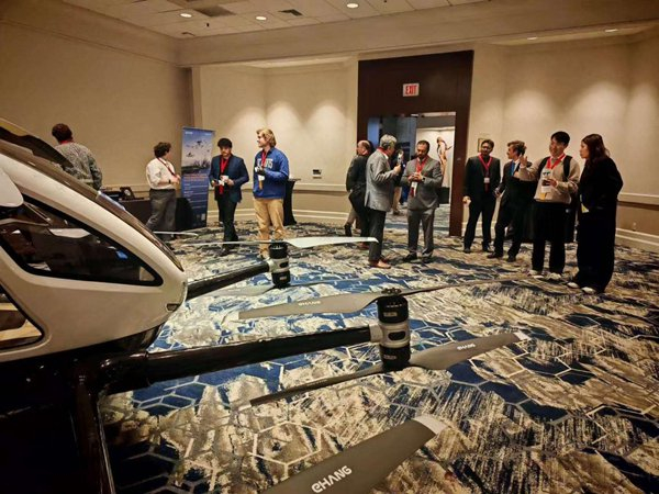 合肥骆岗公园上演空中光影魔术：亿航2.2万架无人机携“空中的士”叩响新春