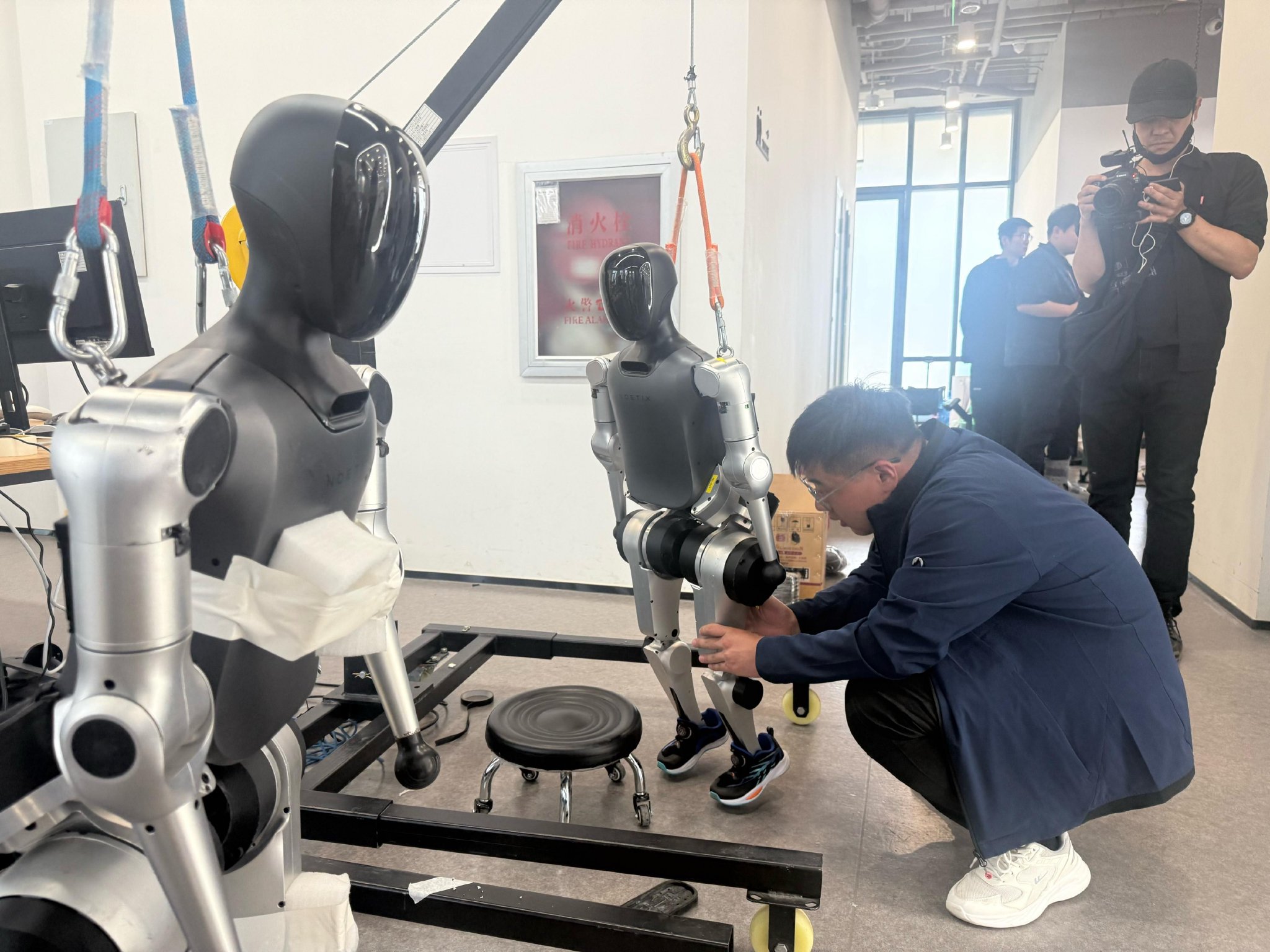 松延动力成为春晚仿生人形机器人独家合作伙伴 多款产品亮相春晚舞台
