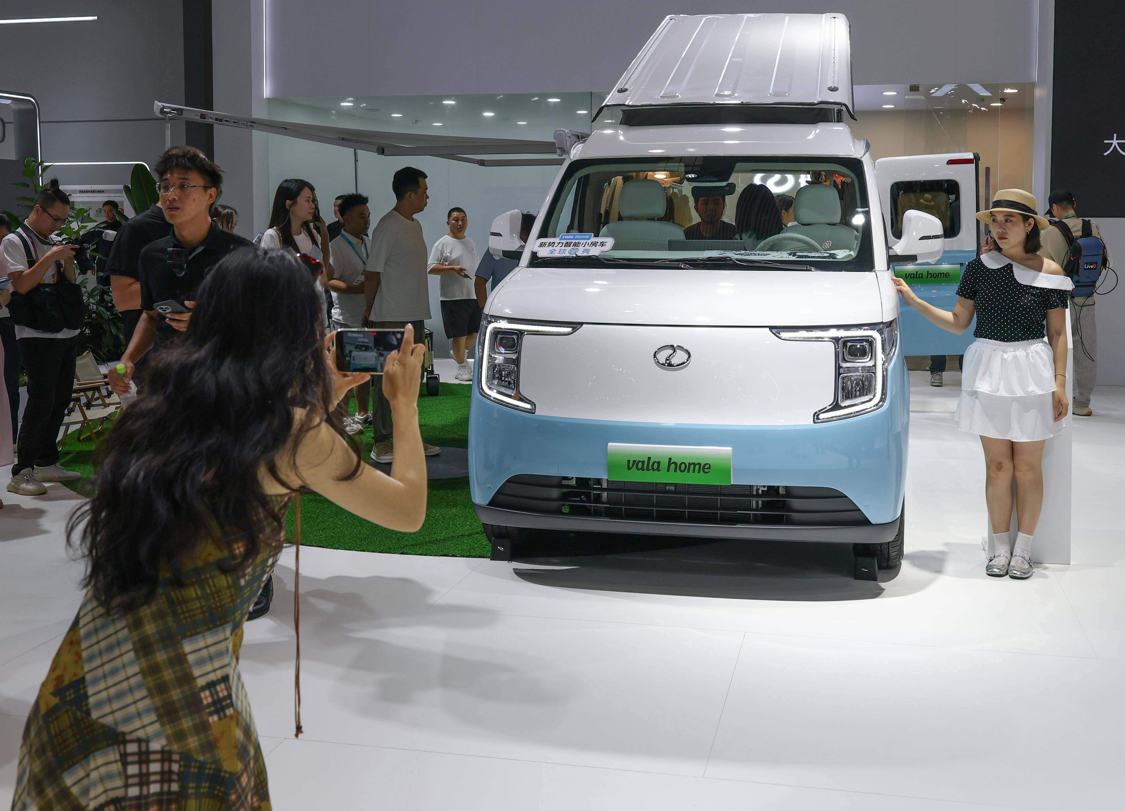 上市后首次参展 MiniMax携数十款AI智能硬件生态产品亮相2026AWE