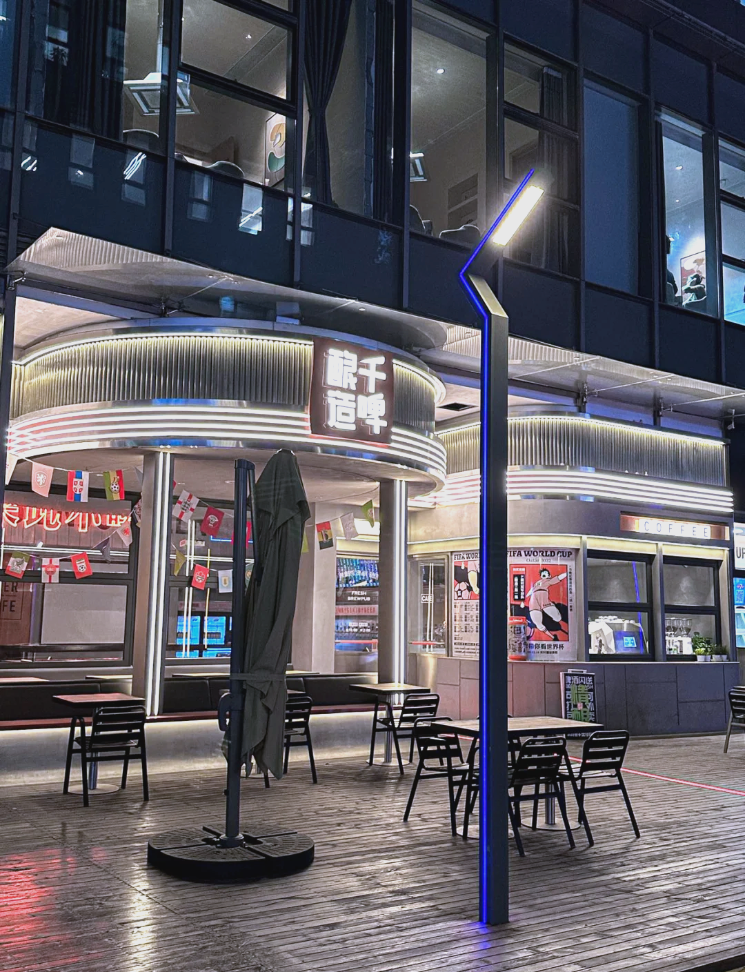 当机器人成为6S店专属VIP，赛博朋克街区还会远吗？