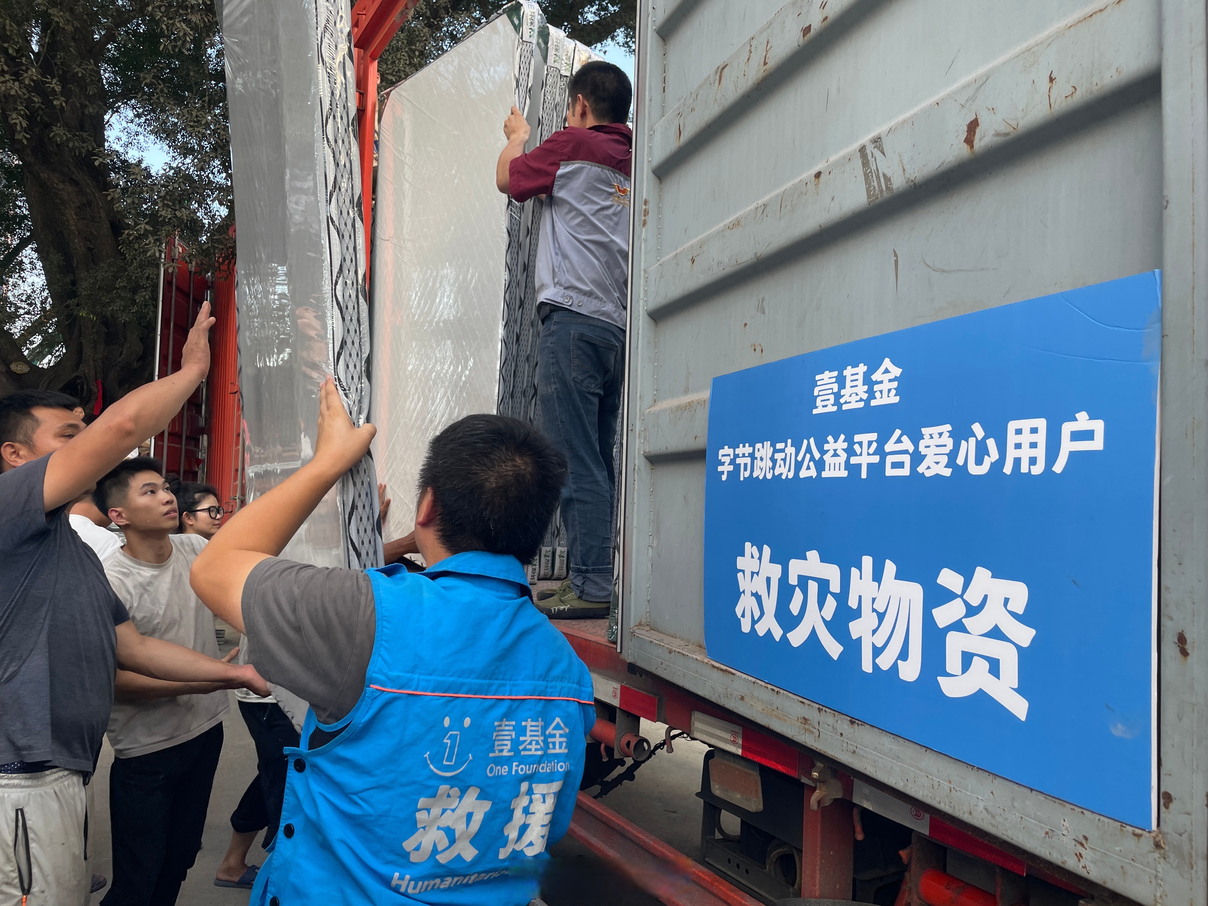 柬埔寨下月起向制衣领域工人发放临时交通补贴,缓解油价上涨压力