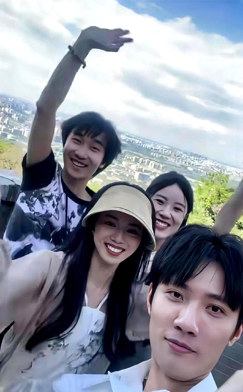 热搜！东方甄选主播天权和明明离职
