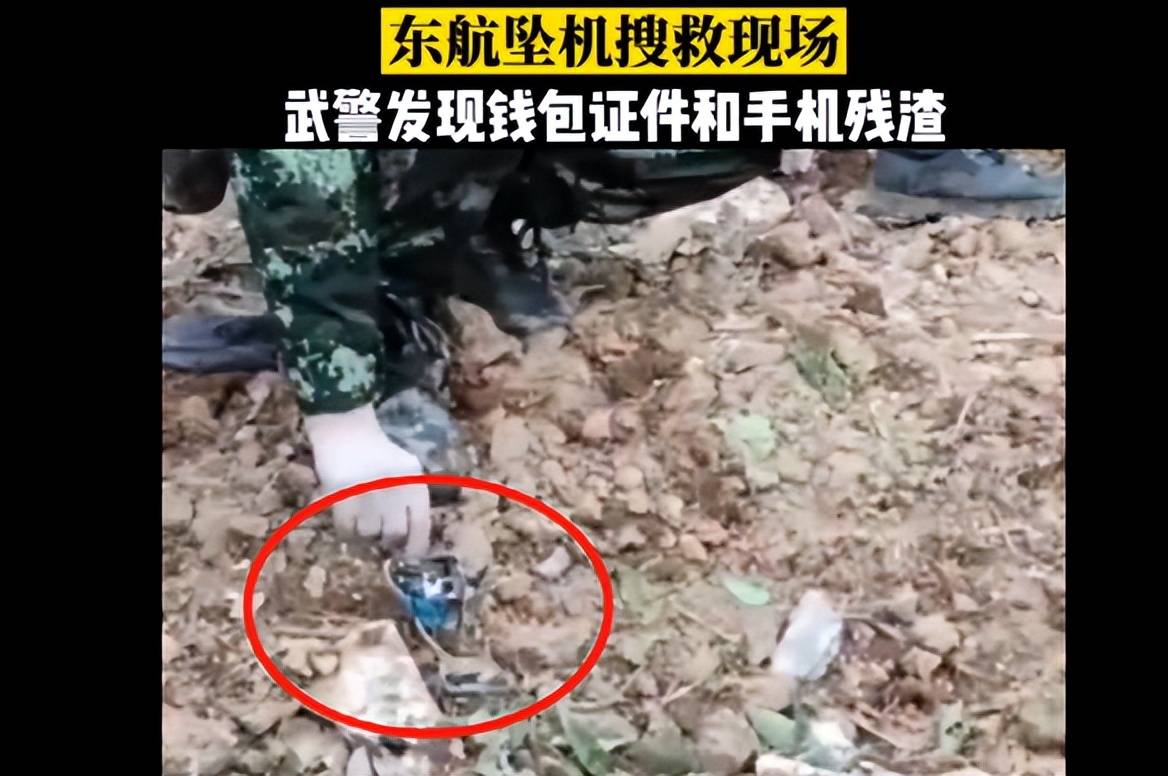 东航飞机落地滑行中撞廊桥，后退后再次撞击