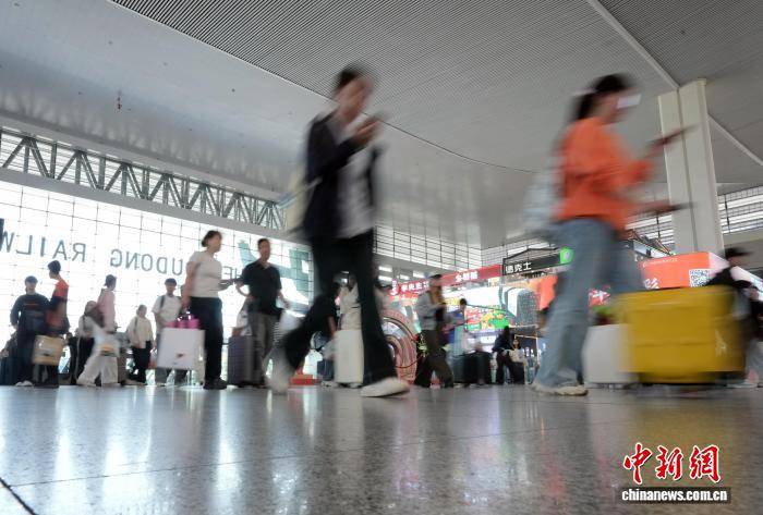 全国铁路“五一”假期累计发送旅客约1.58亿人次;2026年“五一”档票房为7.58亿元丨消费早参